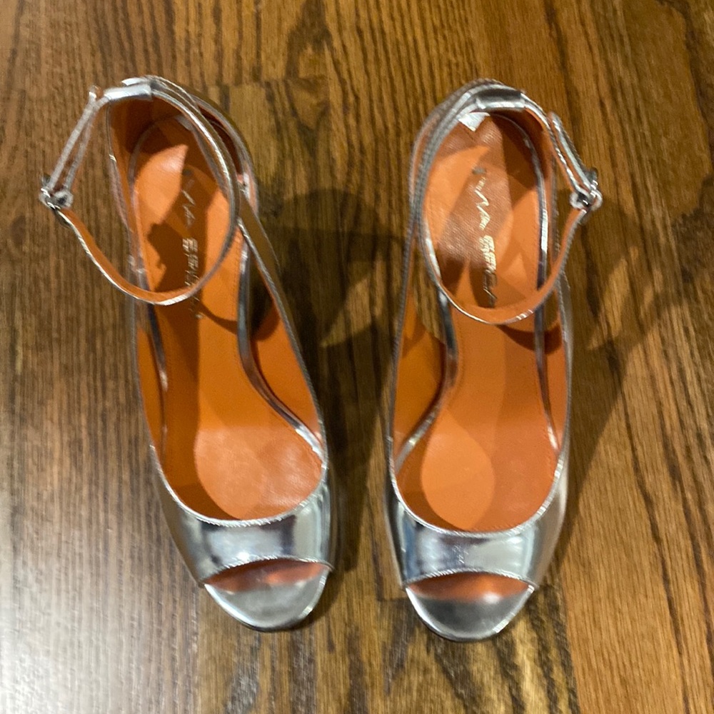 Brand new Via Spiga silver heels size 7M